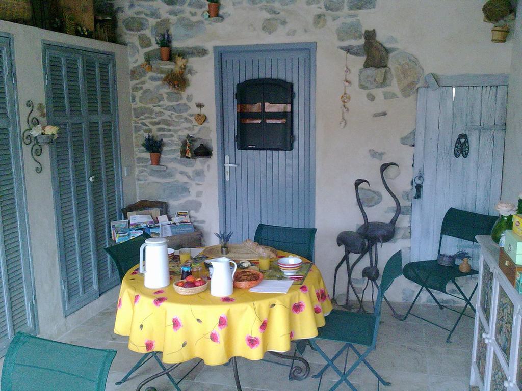 La Bastide Des Sources Bed & Breakfast Ле Кастеле Екстериор снимка